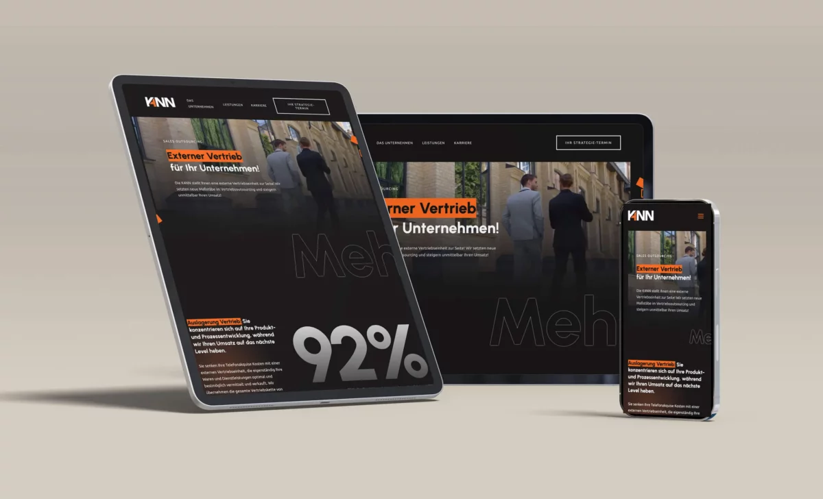 Drei Geräte – Tablet, Laptop und Smartphone – zeigen die Webseite der Firma K4NN mit dem Titel „Externer Vertrieb für Ihr Unternehmen“.