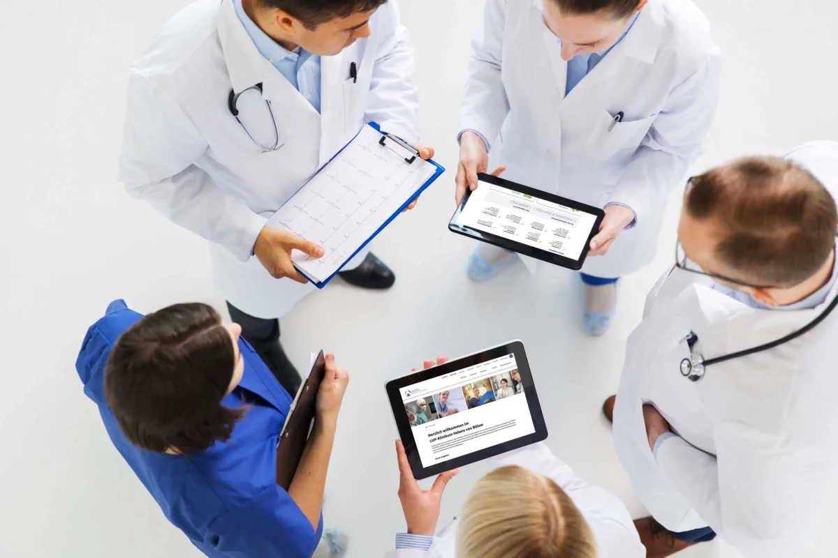 Ärzte betrachten eine Website auf zwei Tablets